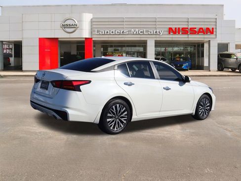 Used 2025 Nissan Altima 2.5 SV w/ SV Premium Package image 3