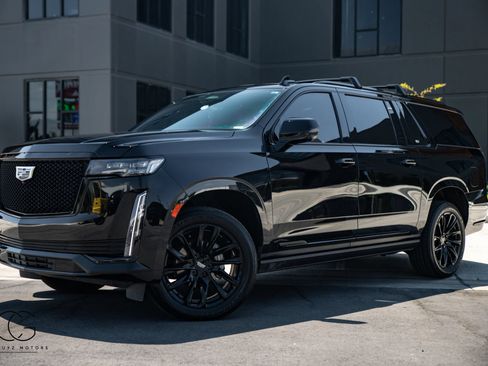Used 2023 Cadillac Escalade ESV Sport w/ LPO, ONYX Package AWD/4WD image 3