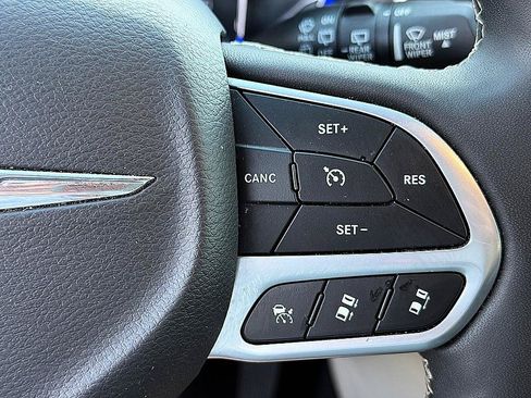 Used 2023 Chrysler Pacifica Touring-L FWD image 17