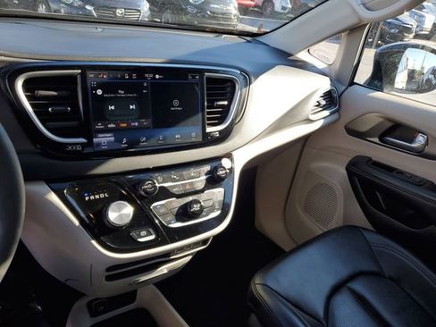 Used 2024 Chrysler Pacifica Touring-L image 25