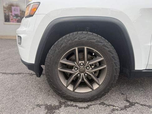 Used 2016 Jeep Grand Cherokee Laredo 75th Anniversary image 28