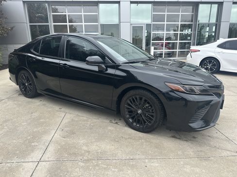 Used 2019 Toyota Camry SE FWD image 2