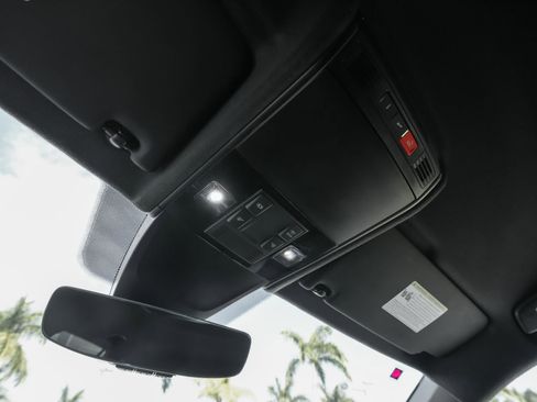 Used 2022 Volkswagen Tiguan SE R-Line image 20