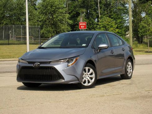 Used 2021 Toyota Corolla LE FWD image 3