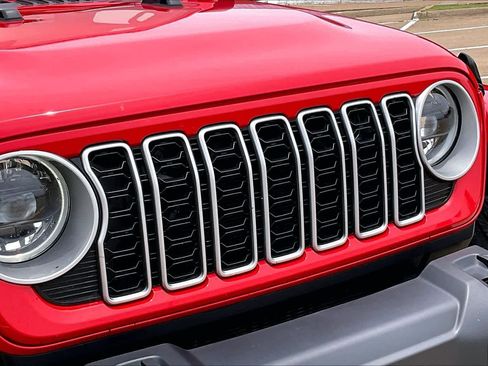 Used 2025 Jeep Wrangler Unlimited Sahara AWD/4WD image 31