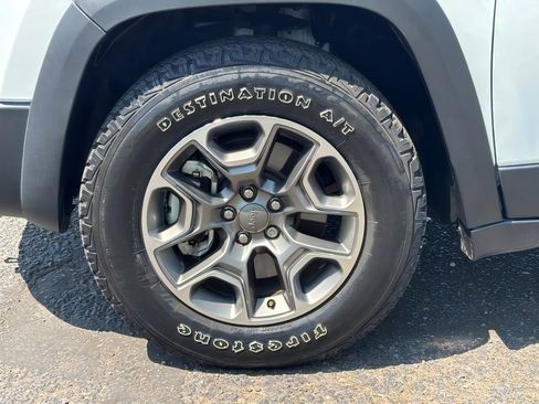 Used 2022 Jeep Cherokee Trailhawk w/ Comfort/Convenience Group AWD/4WD image 10