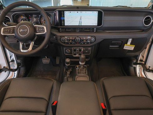 Used 2025 Jeep Wrangler Sahara image 39