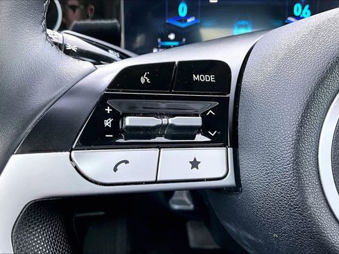 Used 2025 Hyundai Elantra SEL image 16