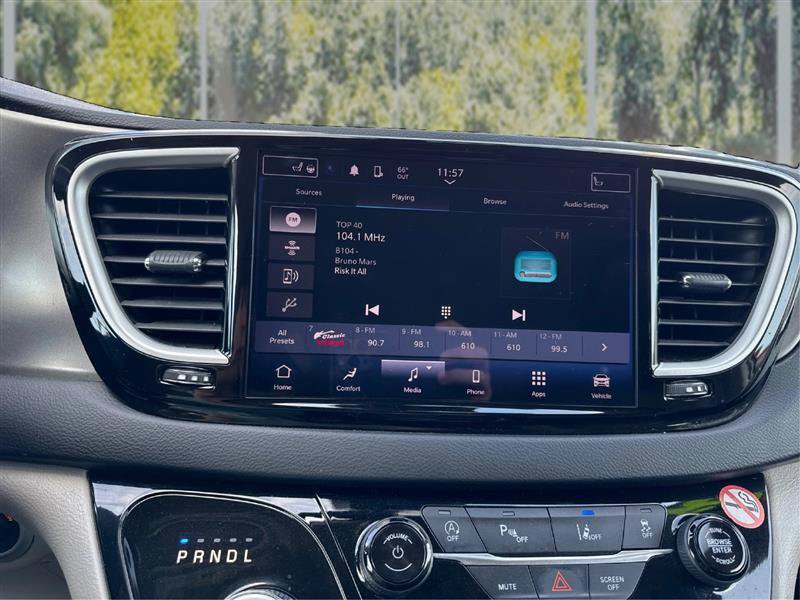 Used 2023 Chrysler Pacifica Touring-L FWD image 16