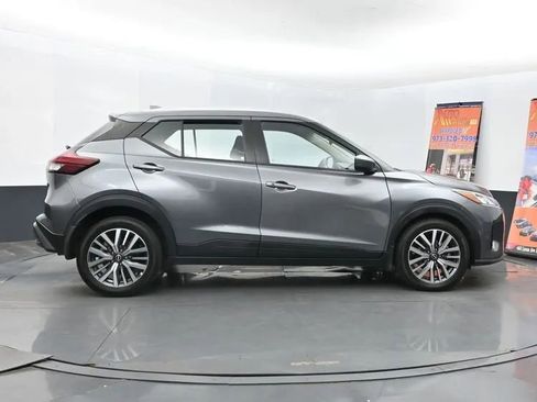 Used 2023 Nissan Kicks SV image 4