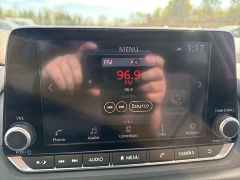 Used 2022 Nissan Rogue SV image 16