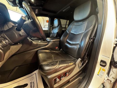 Used 2018 Cadillac Escalade ESV Platinum AWD/4WD image 24