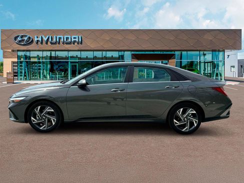 Used 2025 Hyundai Elantra Limited FWD image 3