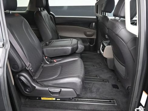 Used 2025 Kia Carnival FWD image 19