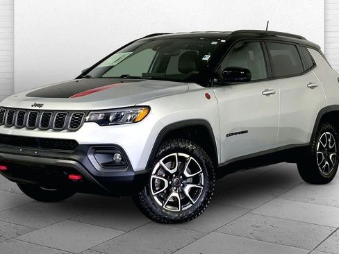 Used 2025 Jeep Compass Trailhawk w/ Trailer Tow Group AWD/4WD image 12