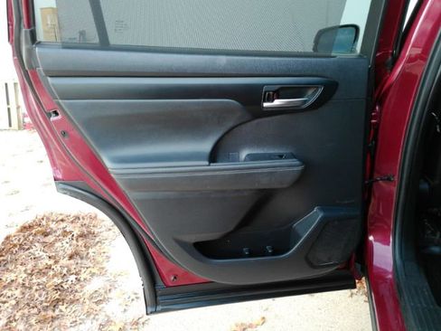 Used 2021 Toyota Highlander XLE image 19