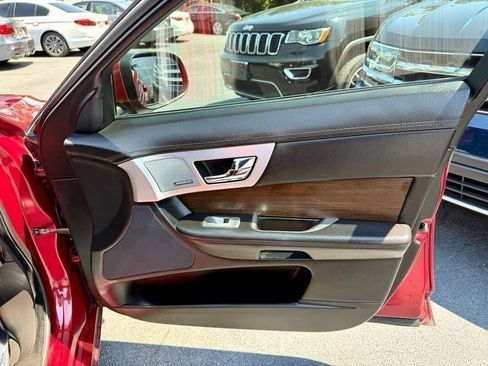 Used 2013 Jaguar XF image 23