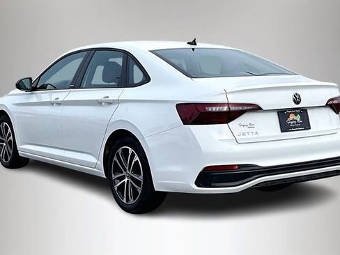 Used 2024 Volkswagen Jetta Sport image 4