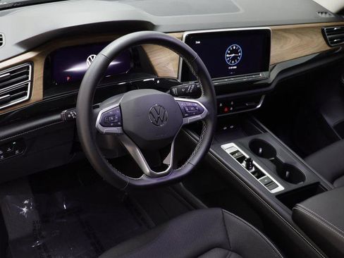 Used 2025 Volkswagen Atlas SE image 6