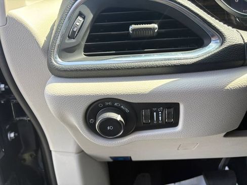 Used 2023 Chrysler Pacifica Limited FWD image 21