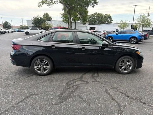 Used 2024 Volkswagen Jetta SE FWD image 2