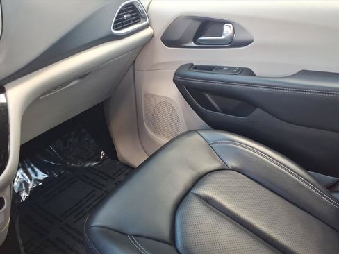 Used 2023 Chrysler Pacifica Touring-L FWD image 22