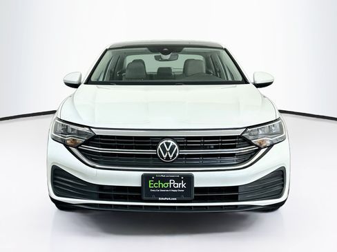 Used 2023 Volkswagen Jetta SE w/ Panoramic Sunroof Package FWD image 2