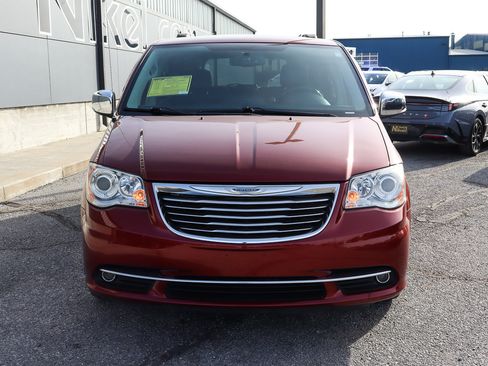 Used 2016 Chrysler Town & Country Limited Platinum image 2