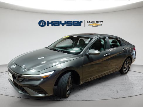 Used 2025 Hyundai Elantra SEL FWD image 3