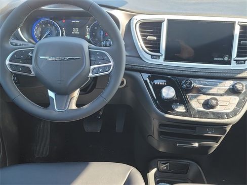 New 2026 Chrysler Pacifica Select image 15