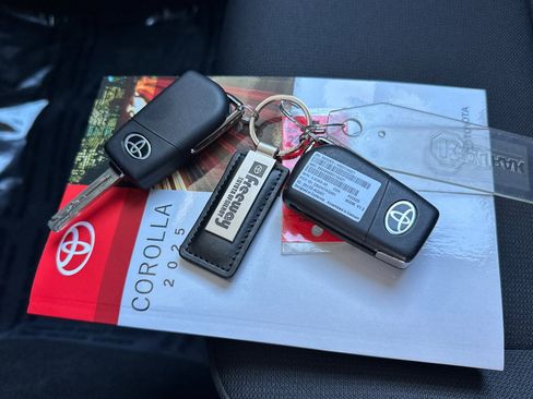 Used 2025 Toyota Corolla LE image 11