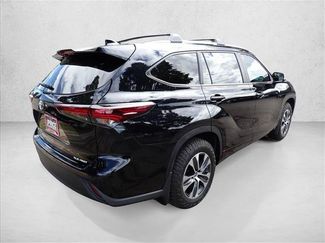 Used 2024 Toyota Highlander XLE AWD/4WD video 4