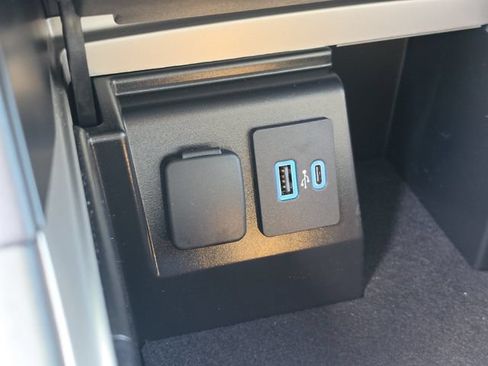 Used 2024 Ford Explorer XLT RWD image 30