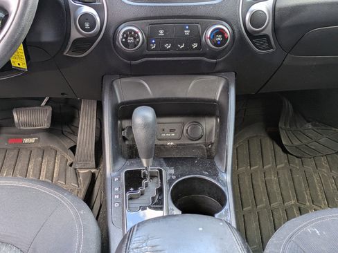 Used 2011 Hyundai Tucson GL image 17