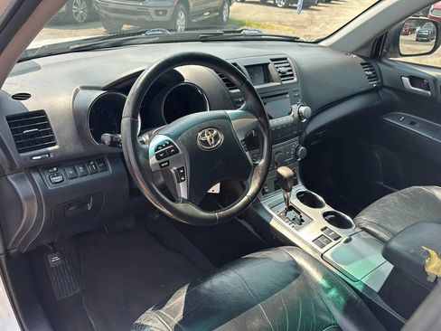 Used 2012 Toyota Highlander SE w/ Tow Pkg FWD image 2