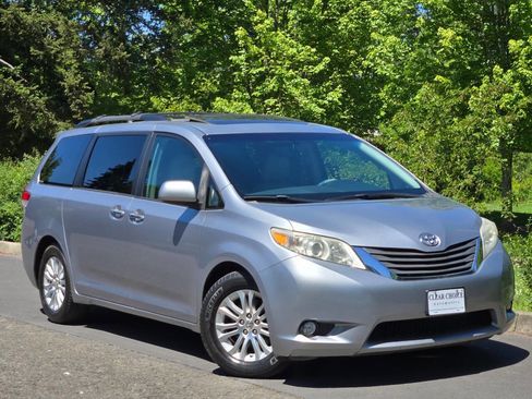 Used 2012 Toyota Sienna XLE w/ Premium Pkg FWD image 1