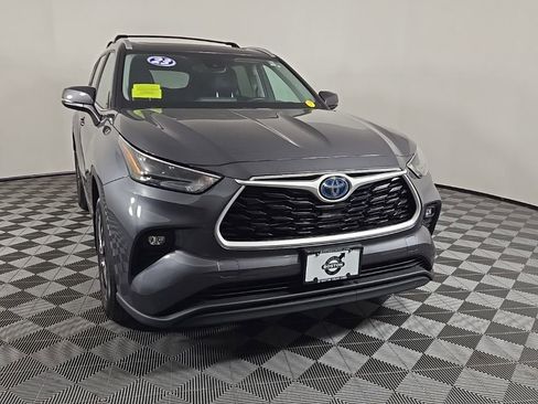 Used 2023 Toyota Highlander XLE image 3