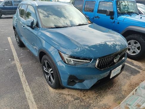 Used 2023 Volvo XC40 B5 Plus AWD/4WD image 17