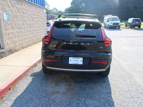 Used 2021 Volvo XC40 T4 Momentum FWD image 5