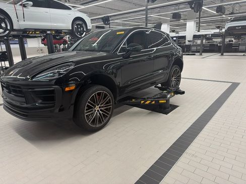 Certified 2023 Porsche Macan S AWD/4WD image 1