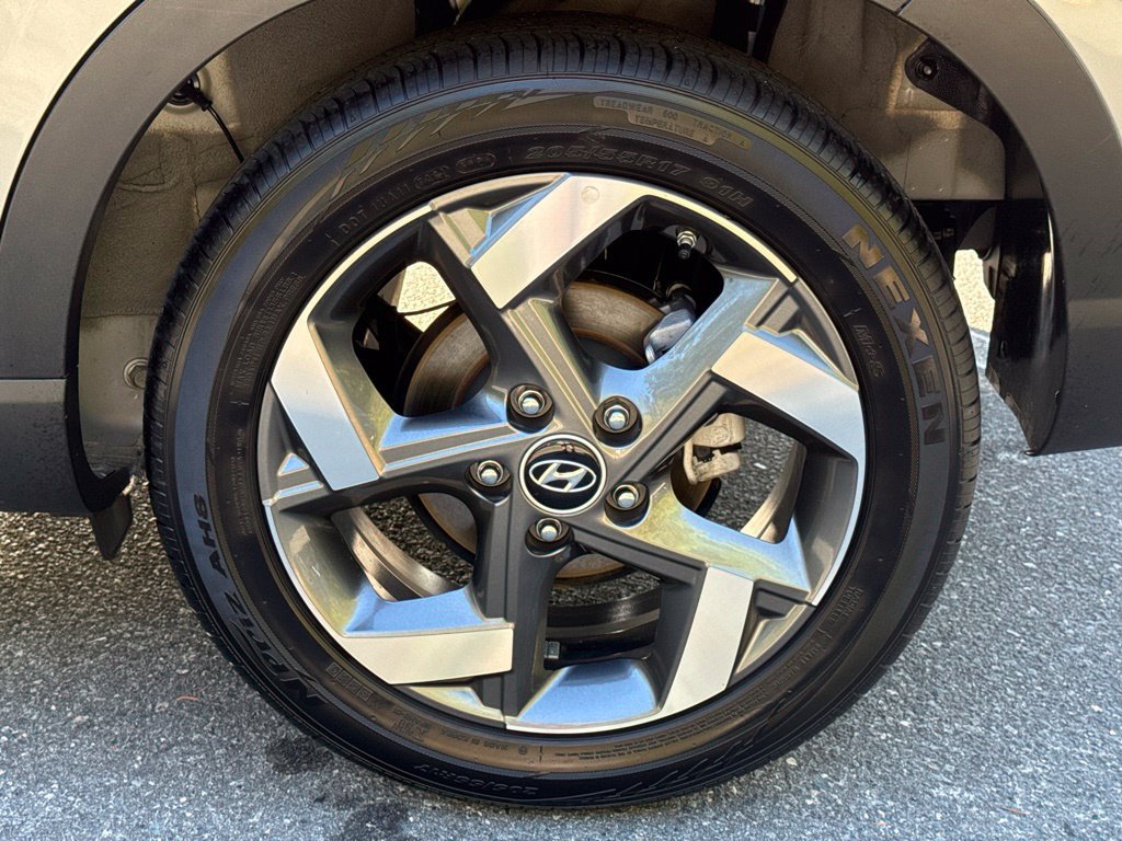 Used 2025 Hyundai Venue SEL FWD image 13