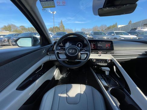 Used 2025 Hyundai Elantra Limited image 36