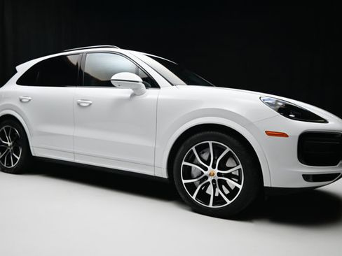 Used 2019 Porsche Cayenne Turbo w/ Premium Plus Package image 31