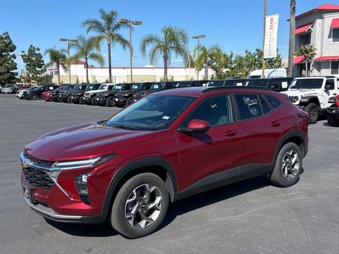 Used 2025 Chevrolet Trax LT w/ LT Convenience Package FWD image 1