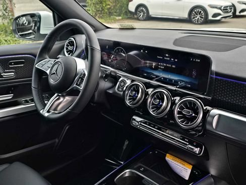 Used 2026 Mercedes-Benz GLB 250 4MATIC image 11
