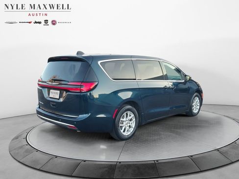 Used 2023 Chrysler Pacifica Touring-L image 15