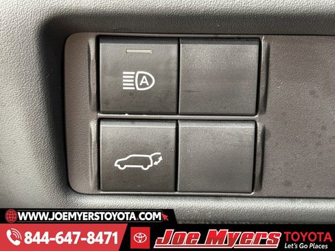 Used 2022 Toyota Highlander LE image 24