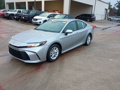 Used 2025 Toyota Camry LE image 1