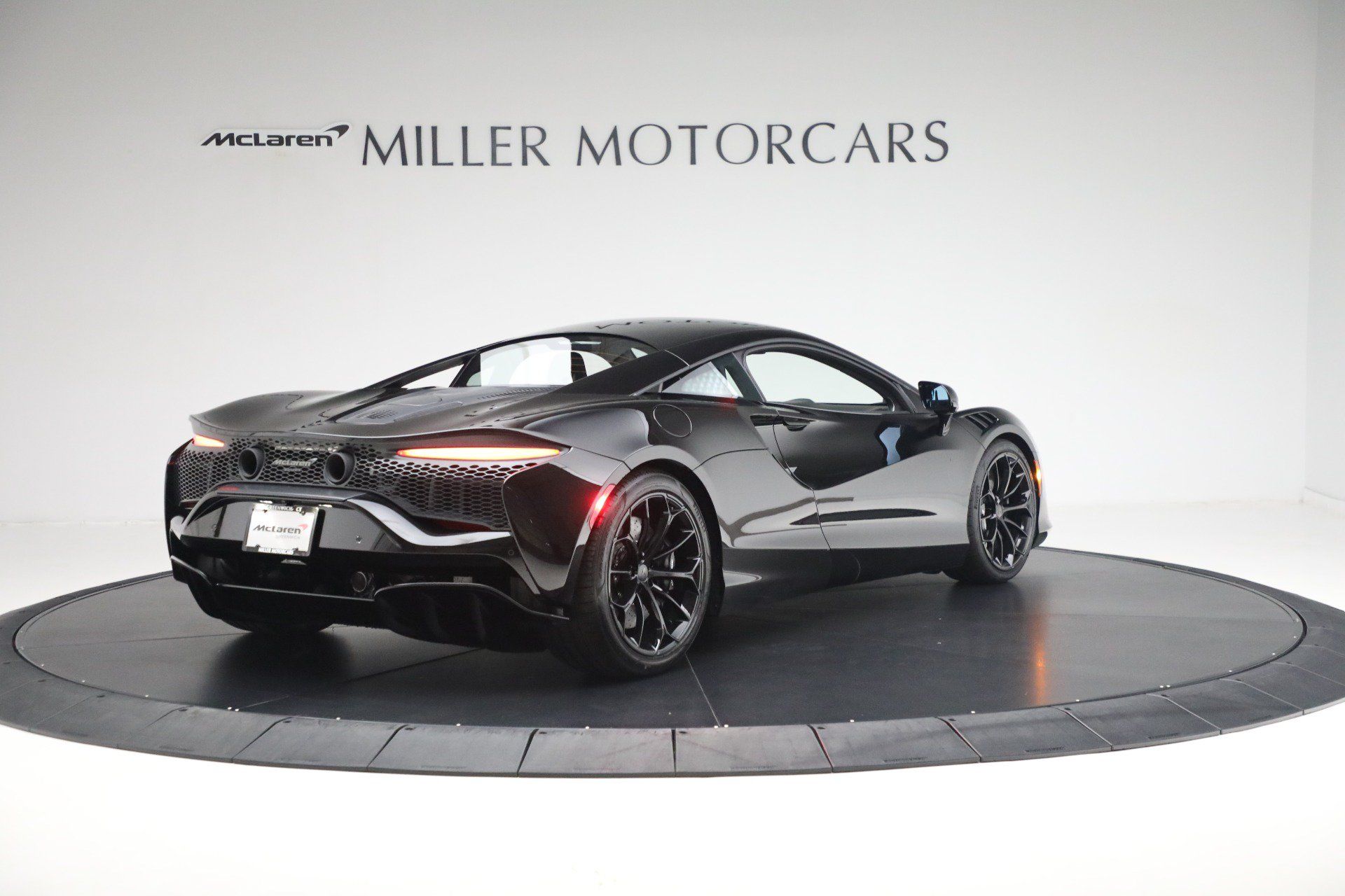 Used 2025 McLaren Artura RWD image 8