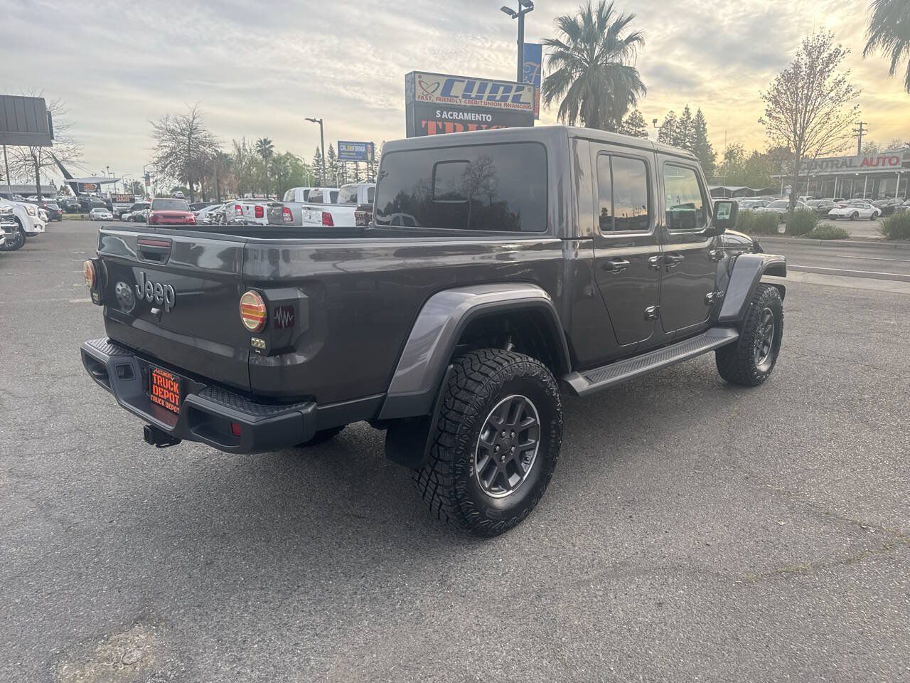 Used 2020 Jeep Gladiator Overland AWD/4WD image 8